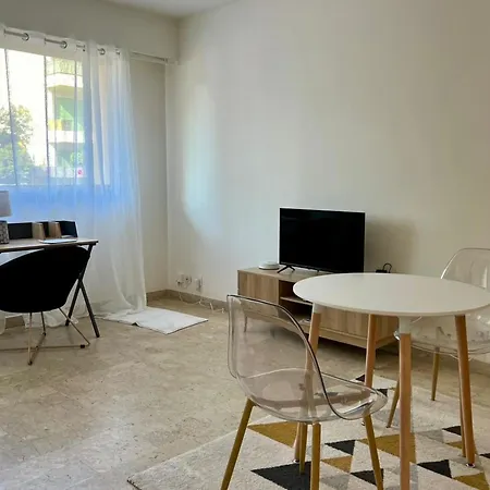 Pleasant 1-bedroom Close To The Seaside * アンティーブ
