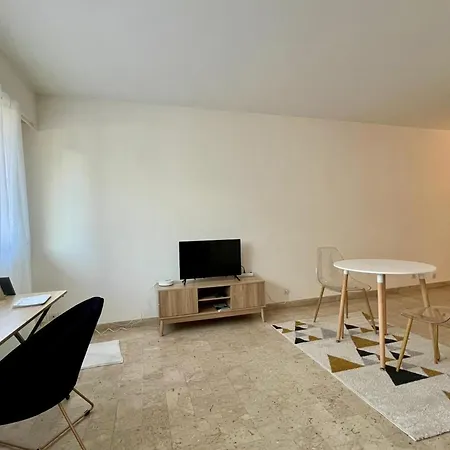 アパート Pleasant 1-bedroom Close To The Seaside アンティーブ