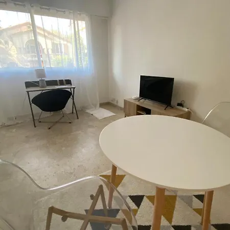 アパート Pleasant 1-bedroom Close To The Seaside アンティーブ